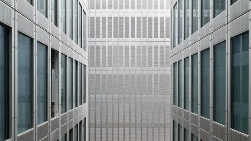 以下是一些在高层建筑领域具有良好口碑的单元式幕墙品牌：